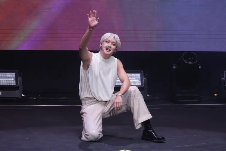 尹產賀被要求「ㄍㄟˋ婚」，機靈下跪。莊宗達攝