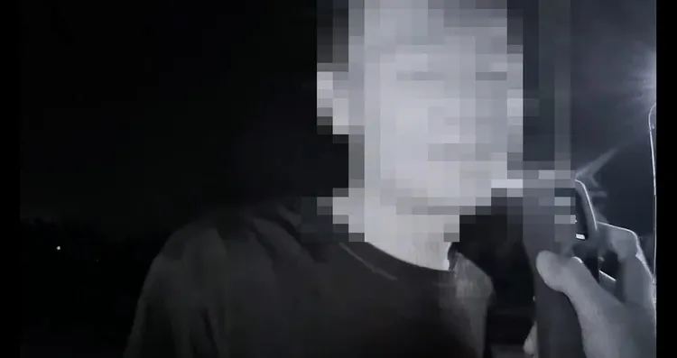 警方對男子酒測。翻攝畫面