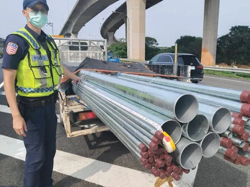 小货车装载钢管超长!国道警拦检开单 最高罚1万8