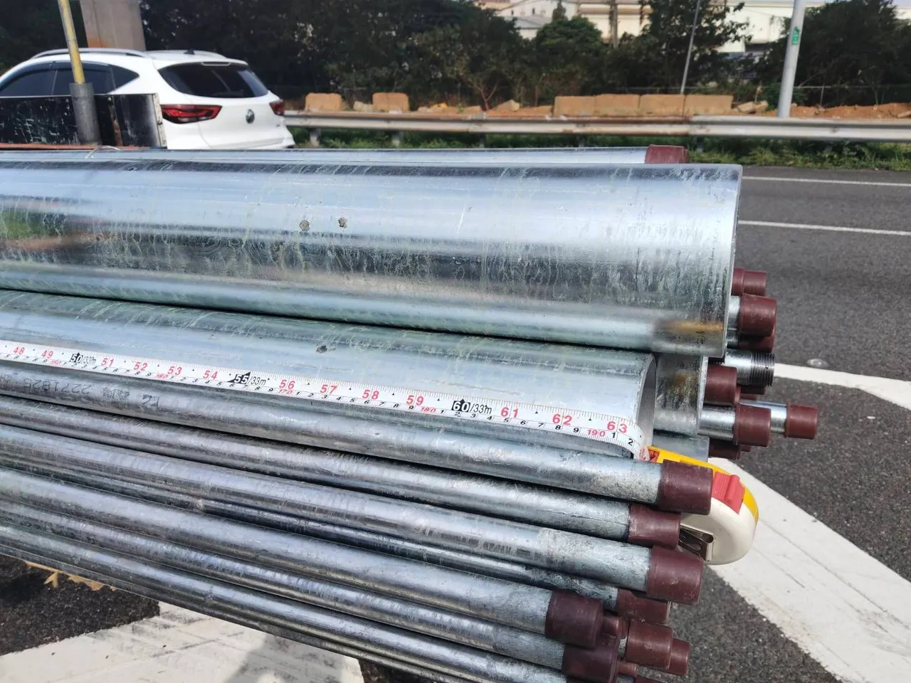 小貨車載運鋼管超長。國道警方提供