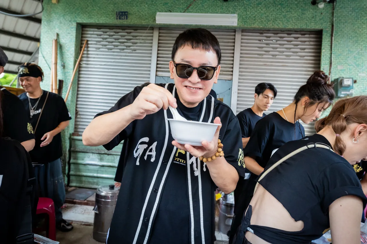 王识贤为嘉义阿婆粉圆冰当一日店长,宣传不忘做公益。曼尼娱乐提供