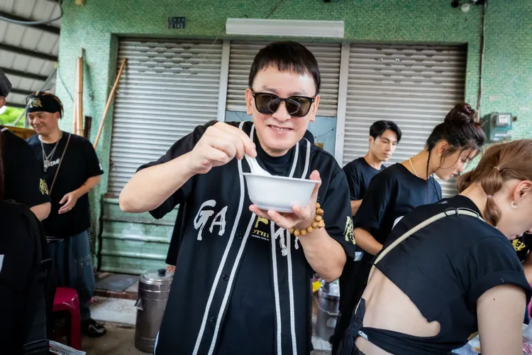 王識賢為嘉義阿婆粉圓冰當一日店長，宣傳不忘做公益。曼尼娛樂提供