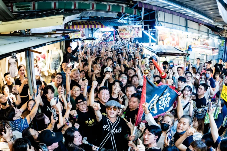 《角頭－鬥陣欸》演員陣容前進夜市謝票，吸引海量粉絲歡迎。曼尼娛樂提供