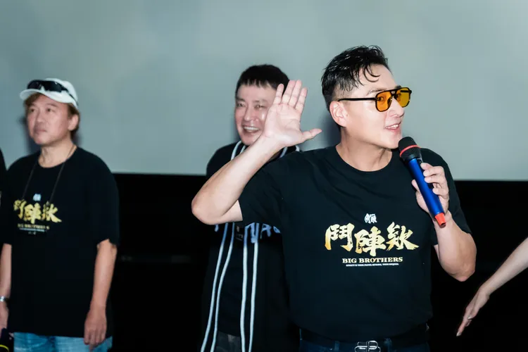 鄭人碩（右）抽空參與掃街，粉絲搶坐身邊。曼尼娛樂提供