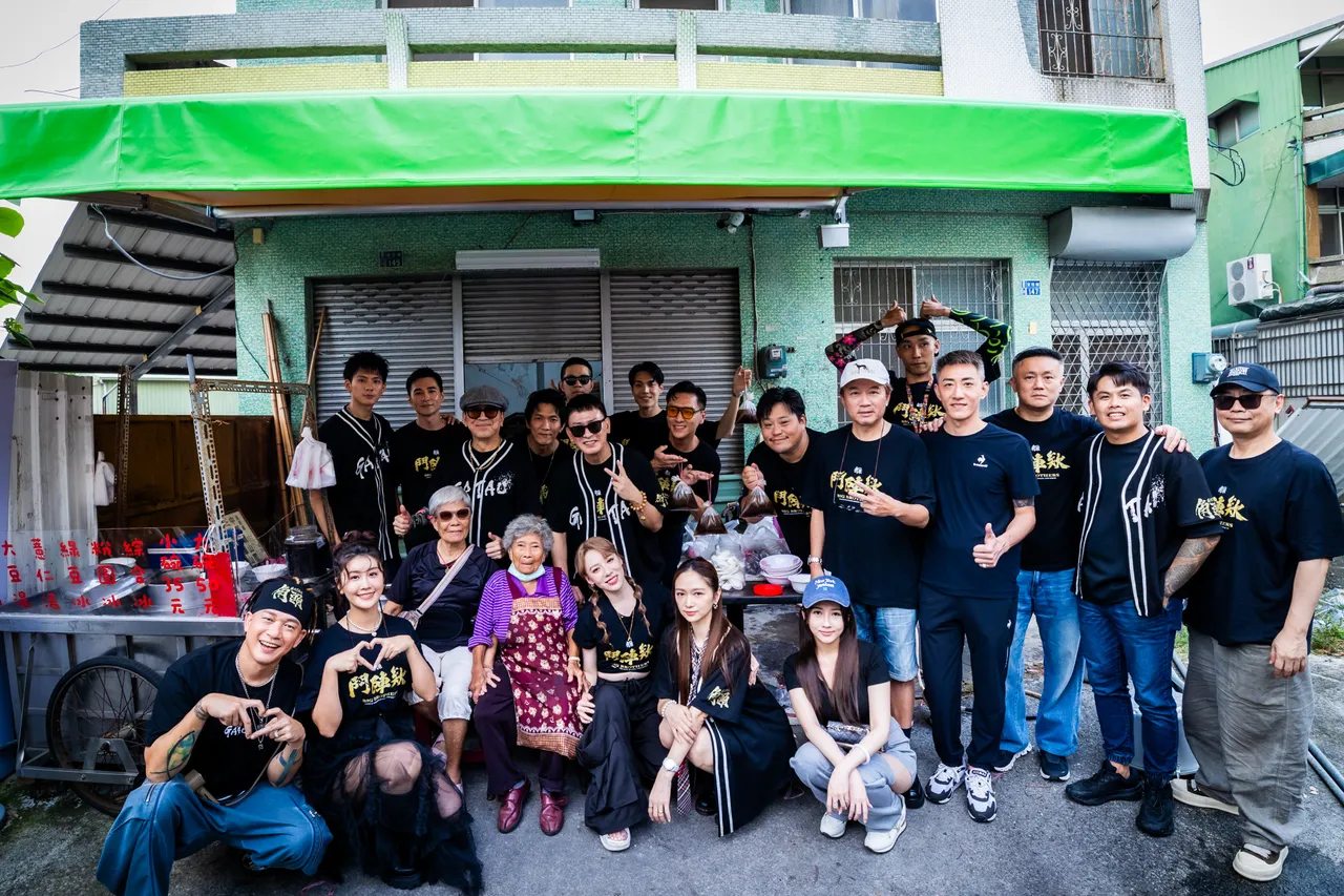 剧组重回嘉义拜访因台风被迫停工的阿婆粉圆冰帮忙。曼尼娱乐提供