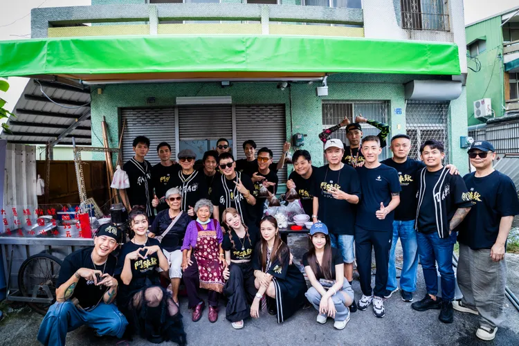 劇組重回嘉義拜訪因颱風被迫停工的阿婆粉圓冰幫忙。曼尼娛樂提供