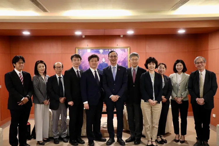 朱立倫3日偕立法委員謝衣鳯、立法委員吳宗憲接見日本東京大學兩岸關係研究小組訪團。國民黨提供