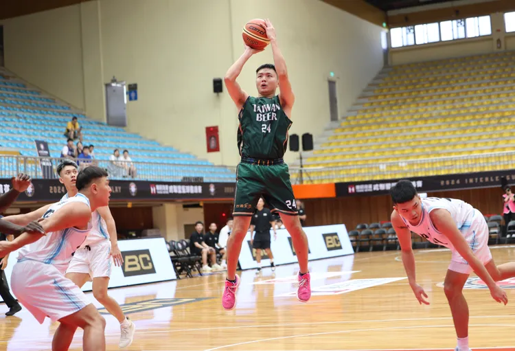 朱億宗常參與公眾事務，不只這次花蓮救災，先前也曾為了虐童案到法院前聲援。籃協提供