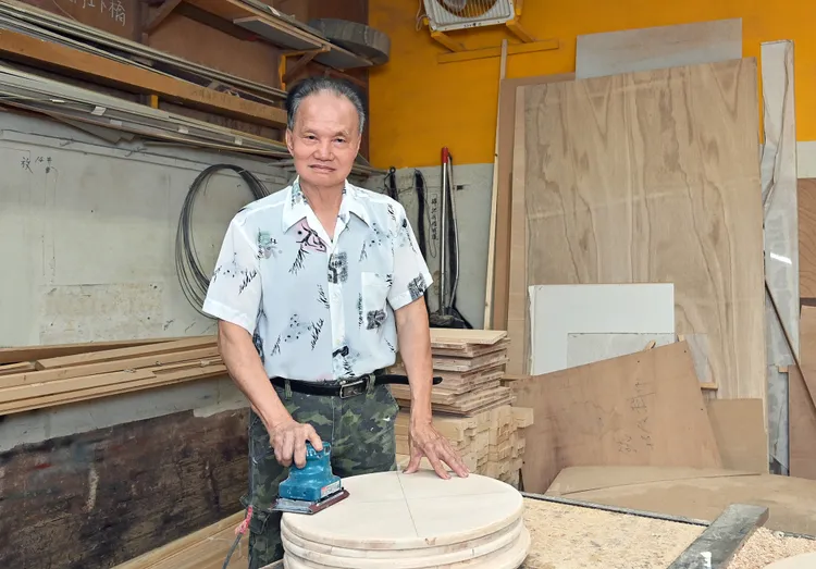 台視資深製景師葉輝龍 師傅獲第六十屆金鐘獎特別貢獻獎。台視提供