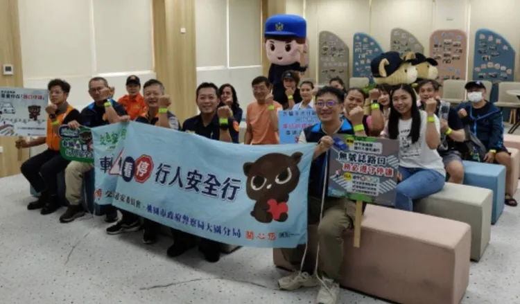 桃警結合各單位在「科技執法中心」舉辦交通安全宣導活動。警方提供