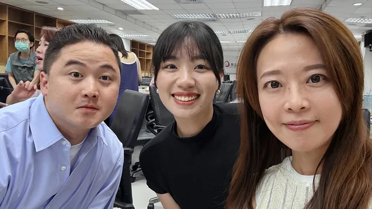 楊智伃（中）今天傍晚po出與同事的合照，笑說同事（左）今天持續在崩潰。翻攝自楊智伃threads