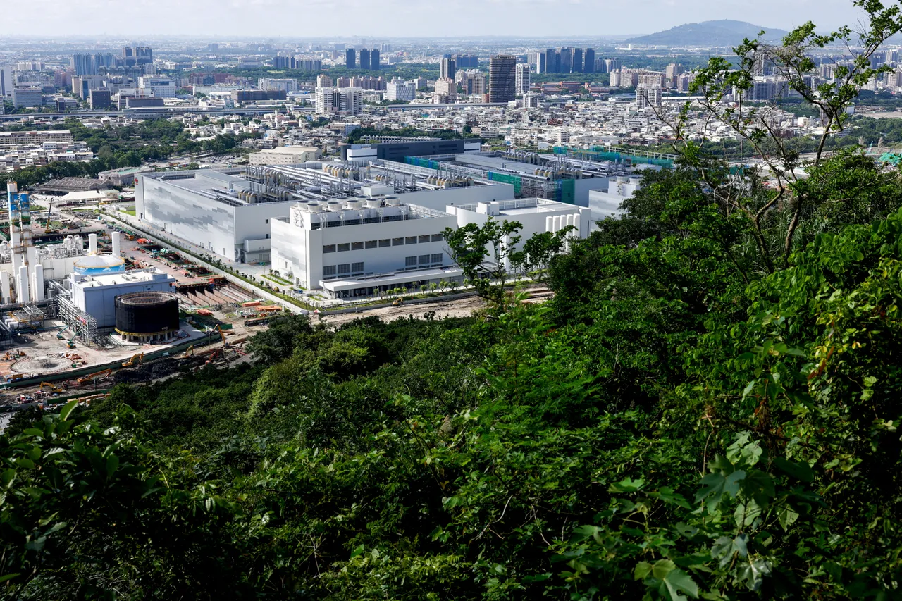 美方要求台湾在美国建立晶片的完整供应链。图为台积电在高雄的晶片厂区与协力厂。路透社