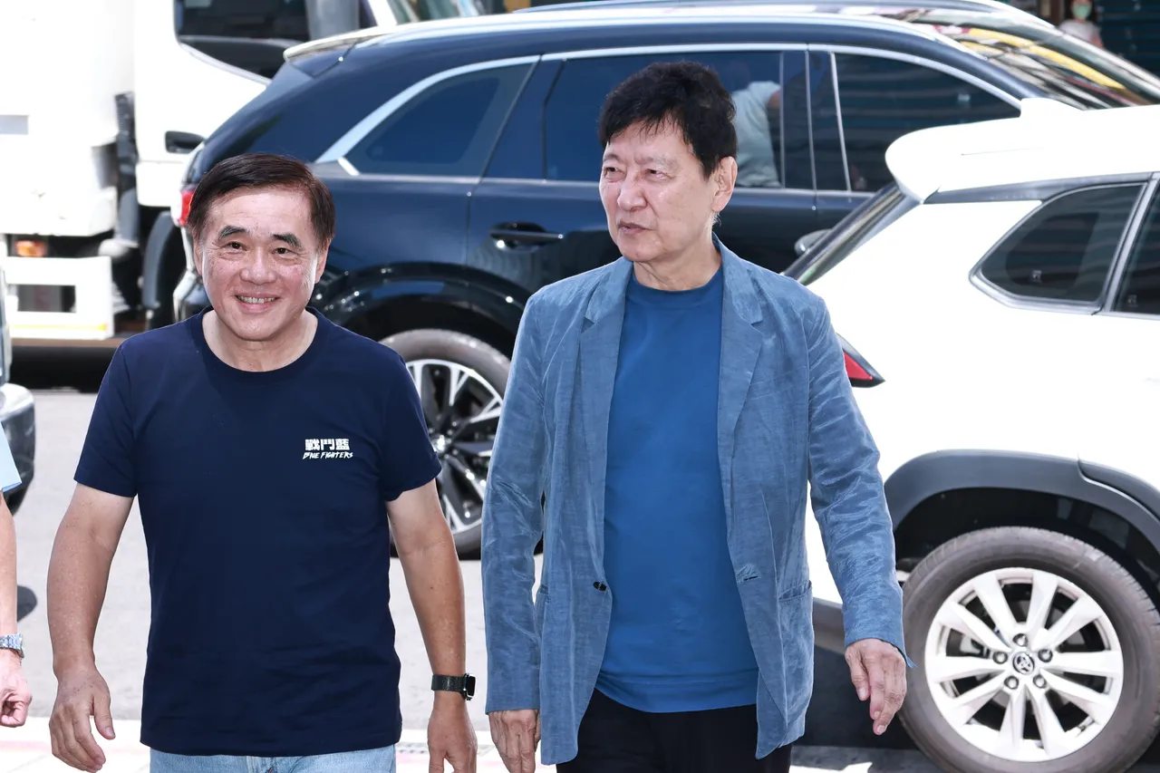 中广董事长赵少康陪同郝龙斌登记参选国民党主席。彭欣伟摄