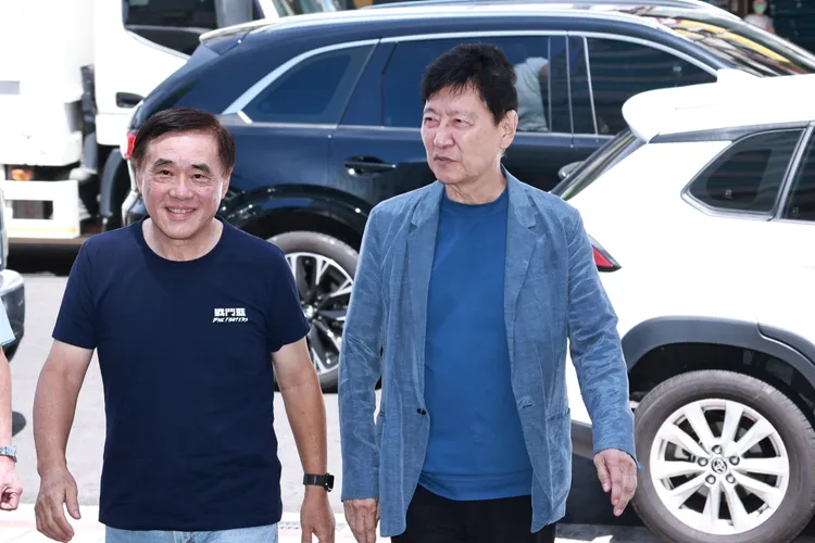 中廣董事長趙少康陪同郝龍斌登記參選國民黨主席。彭欣偉攝