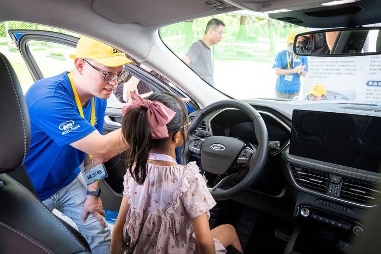 現場同時規劃多項趣味闖關關卡，包含「夜空中最亮的『衣』、「小小乘客拼拼樂」、「安全小釣手」及「乘車安全守門員」，透過互動學習方式提升親子的交通安全意識。業者提供