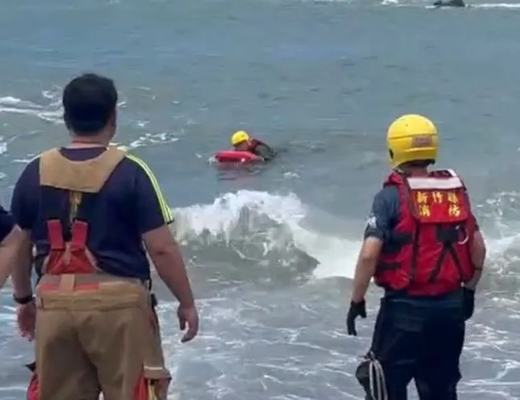 警消救回受困民眾。新竹縣消防局提供