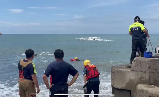 新月沙滩涨潮男子受困礁石 竹县消防局出动遥控救生圈成功救援