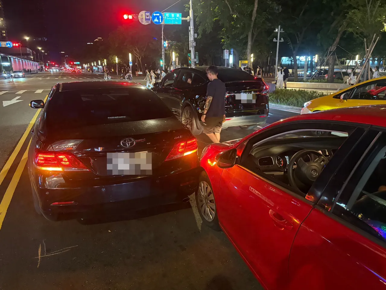 第二起松寿路车祸发生在8点25分,距离第一起车祸不到30公尺,疑似超车不慎引起3车连环撞。翻摄画面