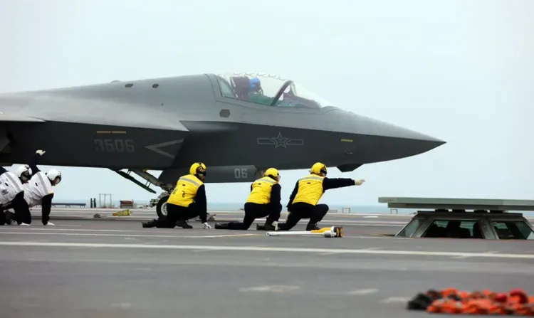 中國殲35戰機彈射起飛成功。翻攝中國軍網