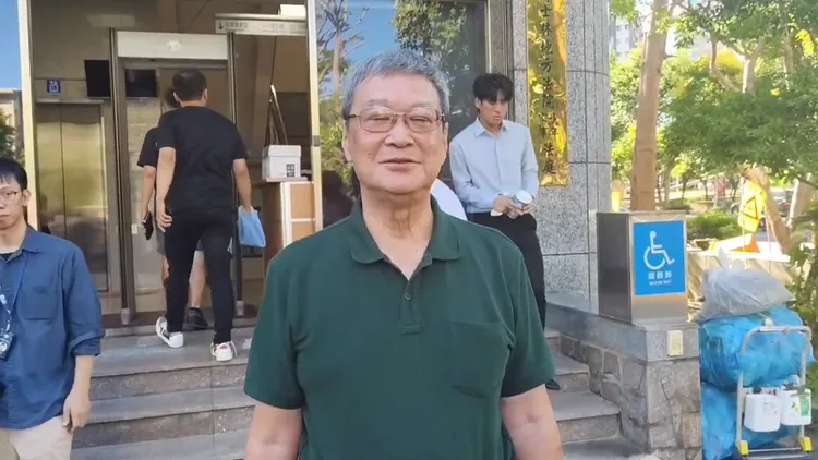 吳家律師黃訓章表示今天調解不成立。張欽攝