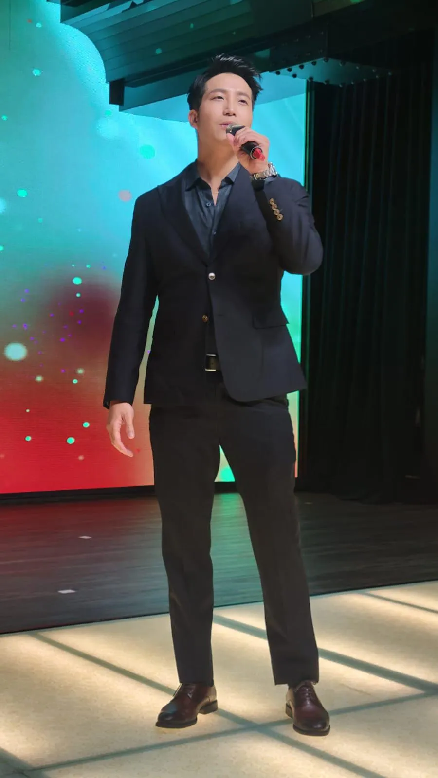 吳翔震在台北世旗會服裝及珠寶秀晚宴,首度公開演唱《好人》經紀人提供