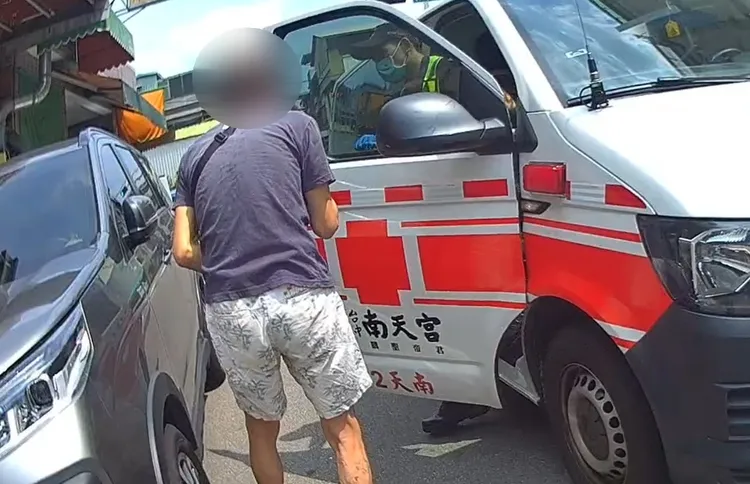 陳男捂著肚子，疼痛難耐的在路邊等候警方，最後警方協助打119。翻攝畫面