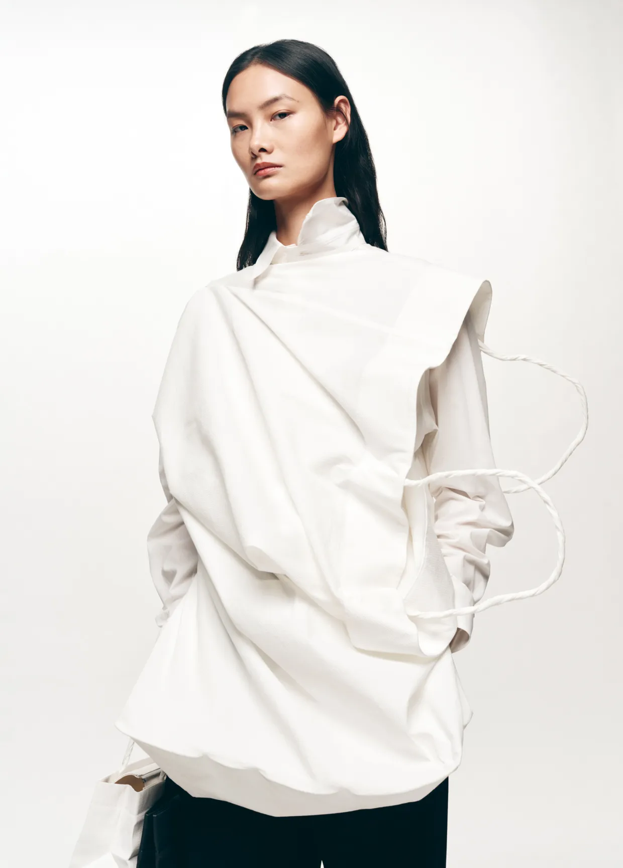 「PAPER BAG」系列将日常提袋与服装设计结合。品牌提供