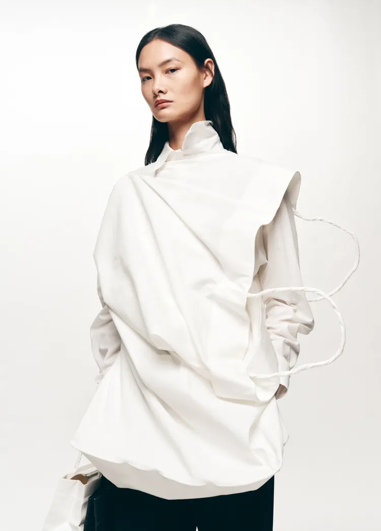 「PAPER BAG」系列將日常提袋與服裝設計結合。品牌提供