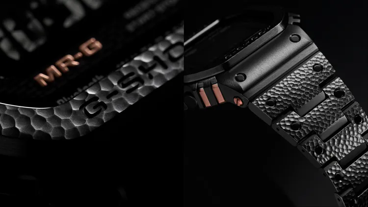 系列錶款於錶圈、錶帶處呈現粗獷質感的浮雕紋理。品牌提供