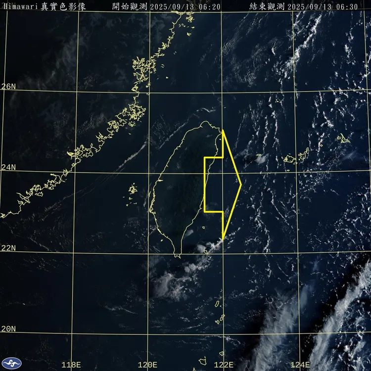 目前台灣上空幾乎無雲，但東方海面零散但大範圍地分布著低雲，表示低層大氣還是很潮濕。翻攝自鄭明典臉書