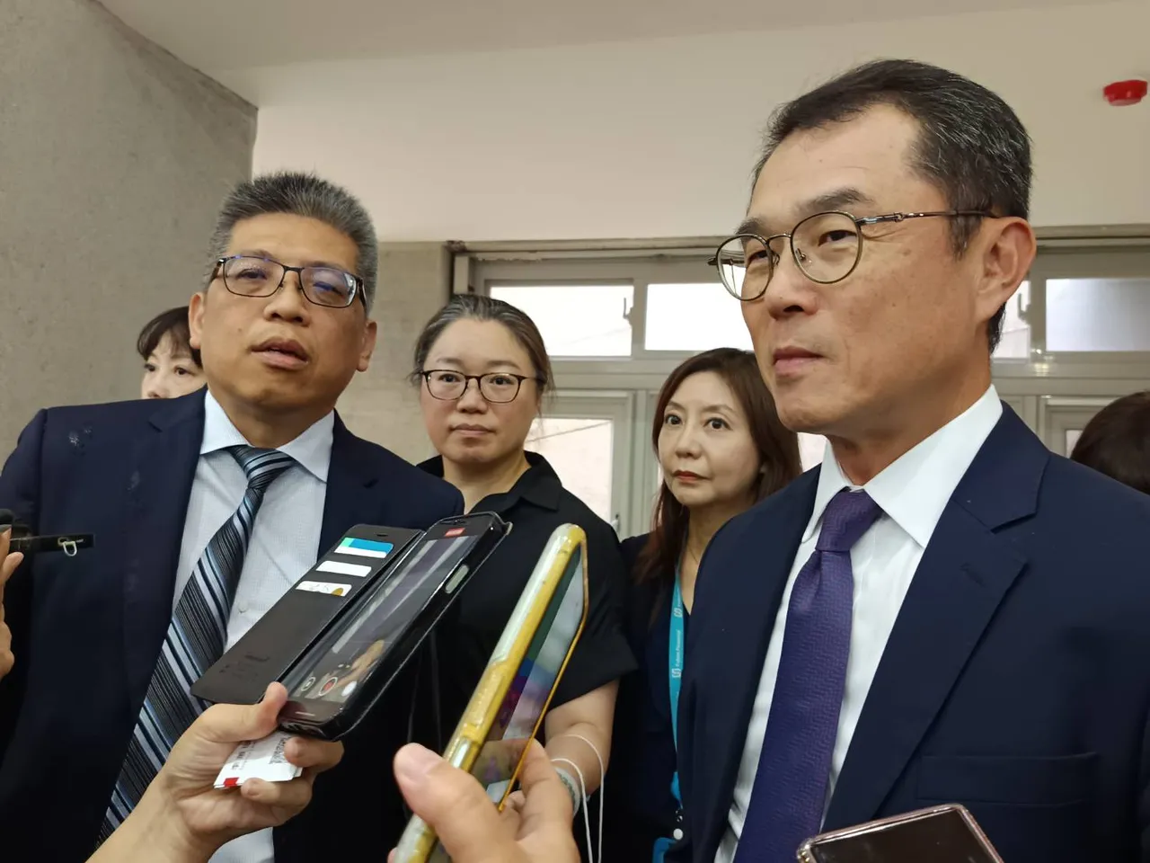 富邦人壽與台北富邦銀行今與高等檢察署台中檢察分署、台中市政府正式簽署反詐騙合作意向書(MOU),台北富邦銀行總經理理郭倍廷(圖右)出席該活動受訪。許麗珍攝
