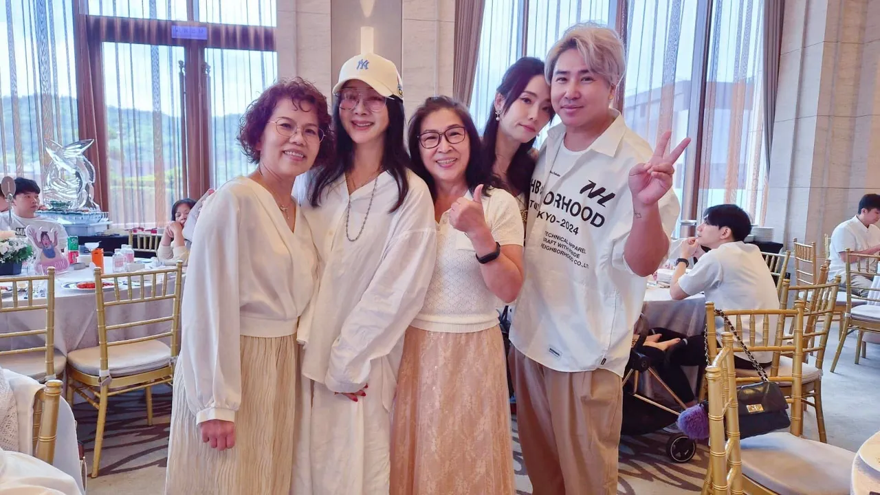 歐漢聲為小女兒辦抓周趴,老婆黏在他身邊,開心與媽媽、乾媽陳美鳳及岳母合照。翻攝陳美鳳臉書