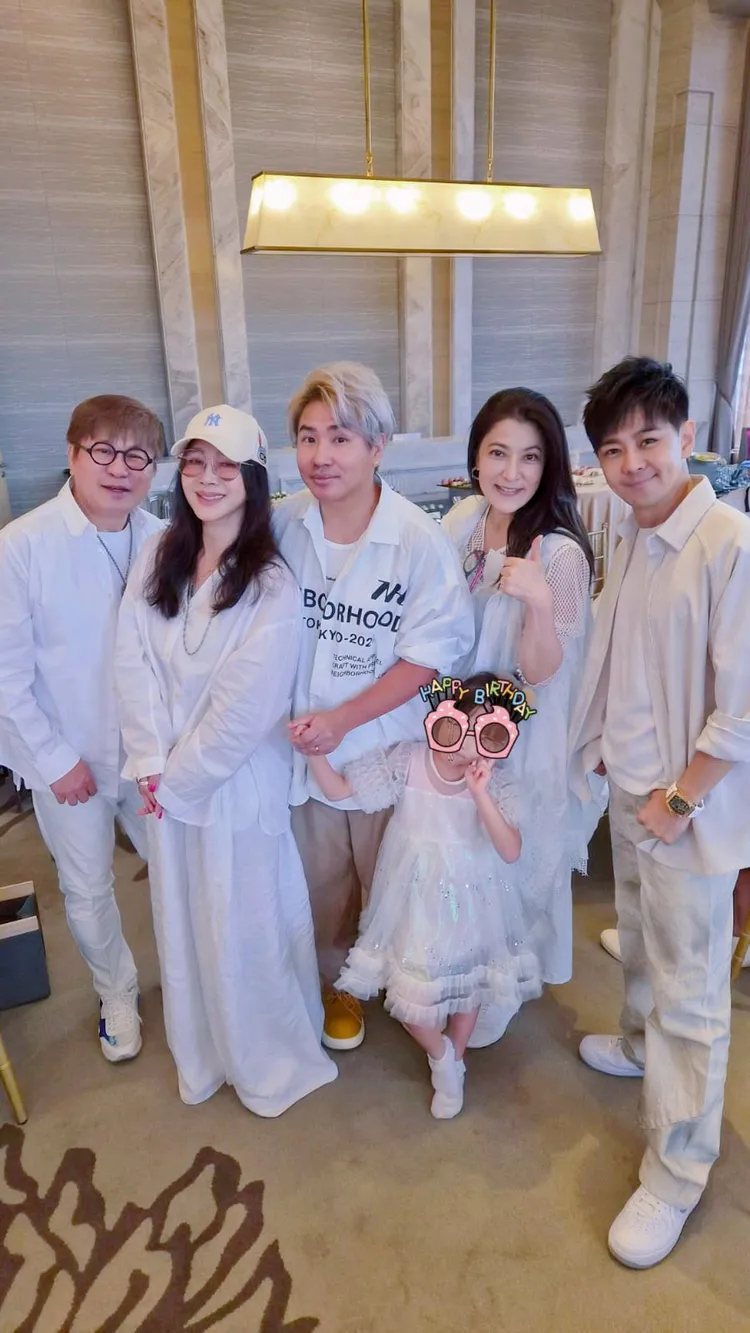 歐漢聲帶著小女兒，與胡瓜、丁柔安夫妻以及陳美鳳、林志穎合影。翻攝陳美鳳臉書