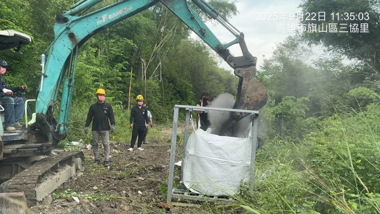 高雄市环保局22日进场清除废弃物,并追诉求偿行为人。翻摄画面