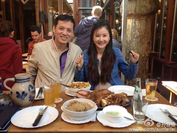孫菲菲（右）2014年懷孕時和另一半同遊法蘭克福。翻攝孫菲菲微博
