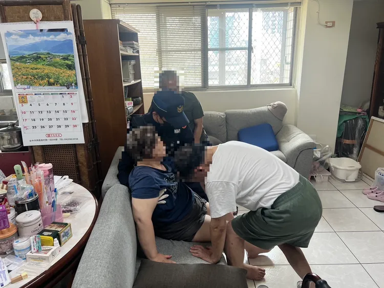 張惜墨先確認周邊環境安全無障礙物後，接著有健身習慣的高宏銓便以正確姿勢將葉女抱至沙發安置。翻攝畫面