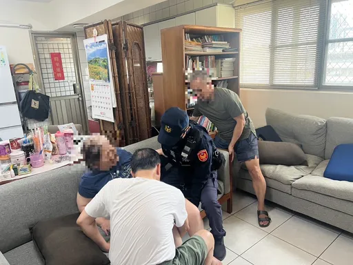 在家跌倒家属无力扶 健身有用了!台中2警助女坐回沙发休息