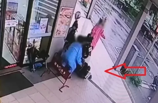 骑楼地湿打滑甩尾撞倒旁车 他没留原地处理涉肇事逃逸