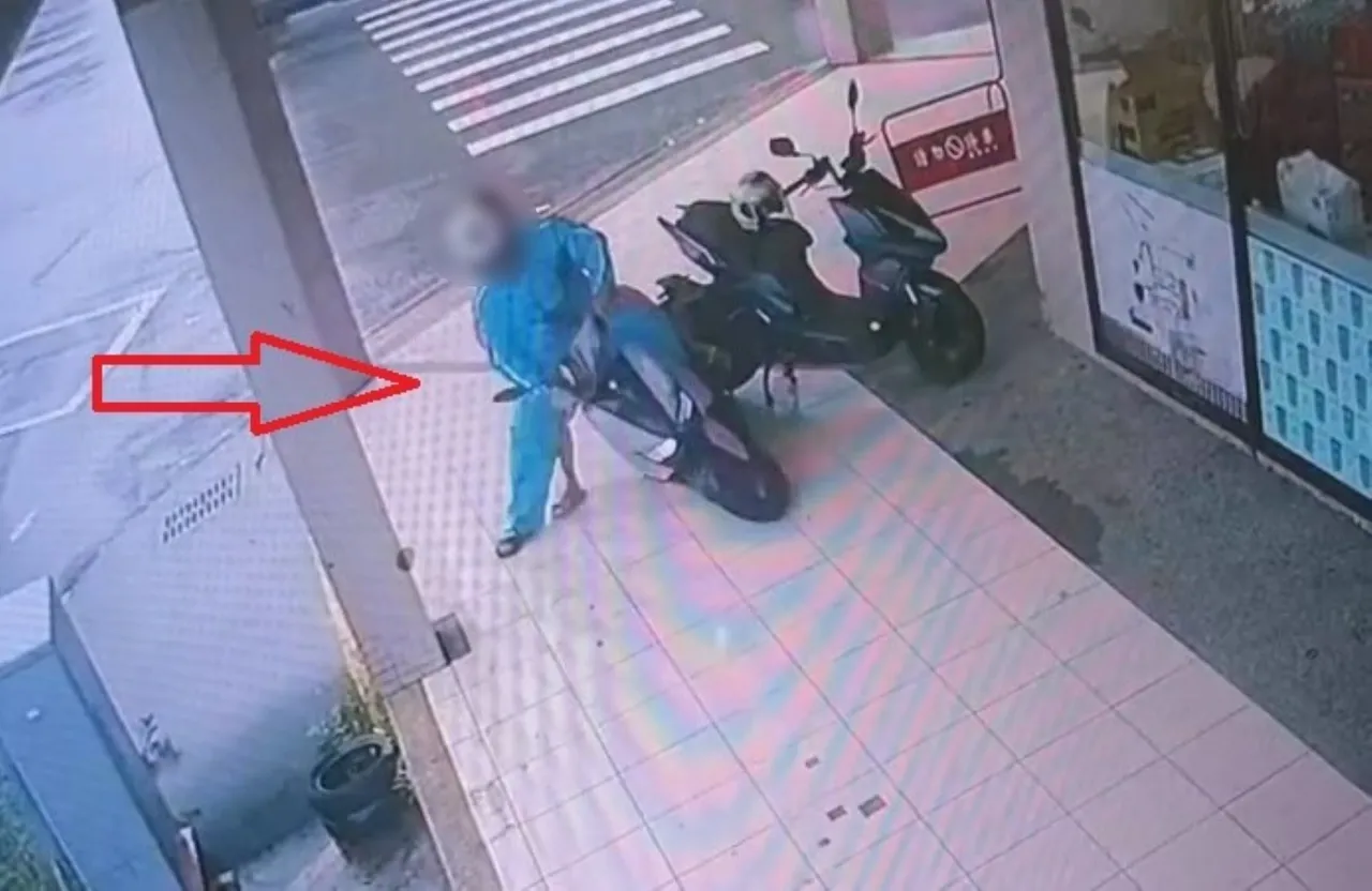 王男撞倒林男机车后,虽有将机车扶起,但未留在原地等候。翻摄画面