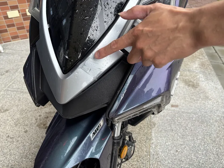 王男撞倒林男機車後，雖有將機車扶起，但未留在原地等候。翻攝畫面