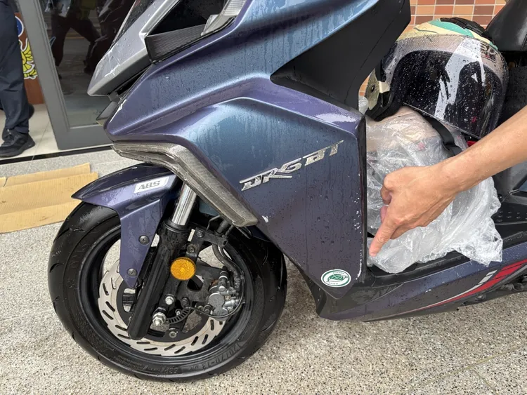 王男撞倒林男機車後，雖有將機車扶起，但未留在原地等候。翻攝畫面