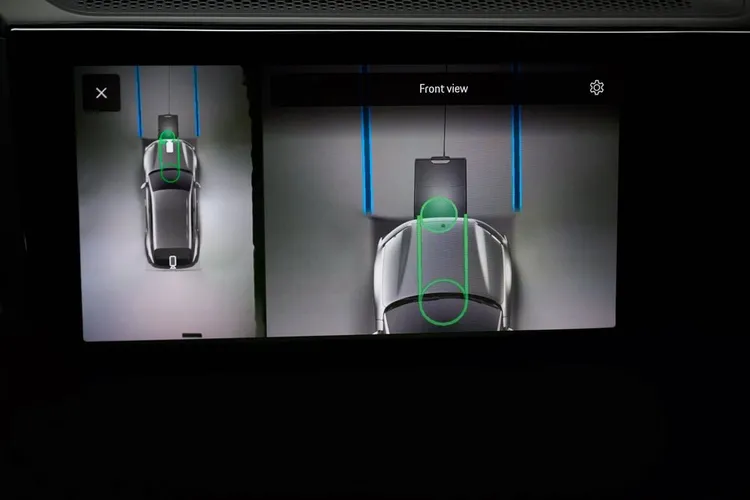 Porsche Wireless Charging也整合進My Porsche App與環景攝影系統，方便車主掌握充電進度、精準停放至最佳位置。業者提供
