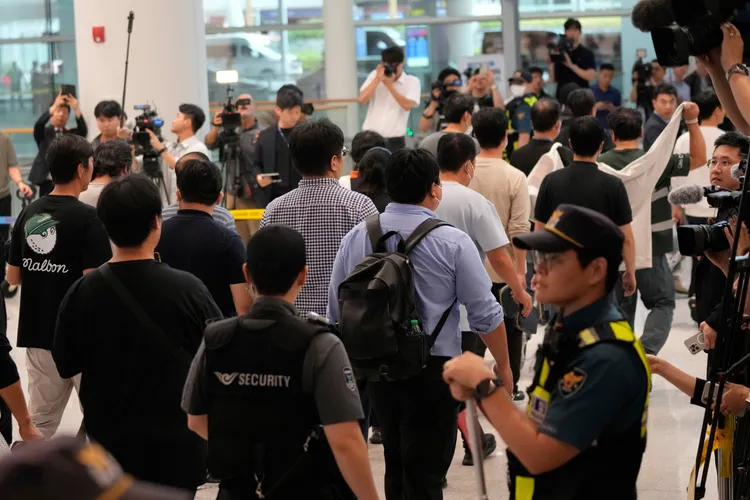 日前遭美國移民局突襲並拘留的韓籍工人，搭乘南韓政府派出的包機返國。美聯社