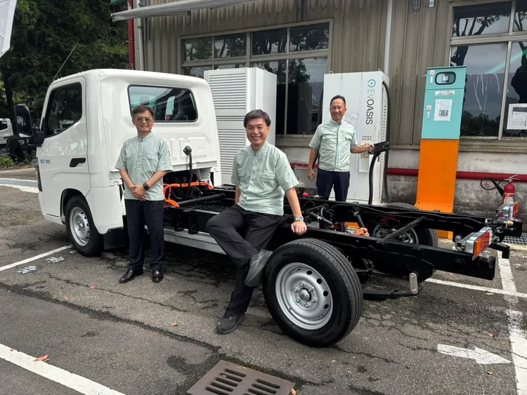 中華汽車曾鑫城總經理率研發團隊打造電動商用車 ET35電動商用車141.9萬元開放預接單。業者提供