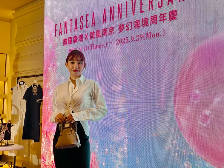 模特兒展示最新進駐微風廣場的Maison Margiela包款。莊偉祺攝