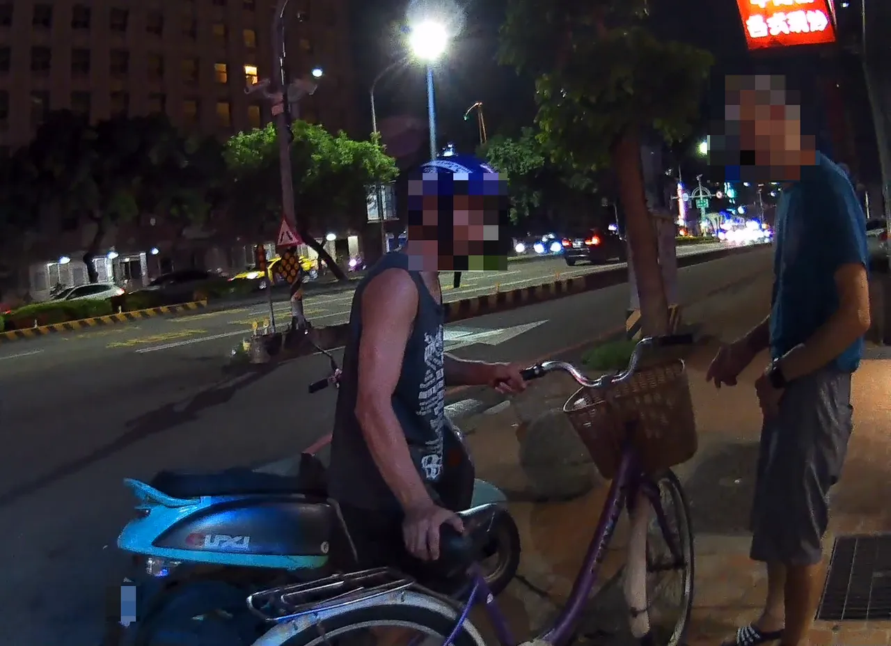 警方协助通知林翁儿子到场接回父亲。翻摄画面