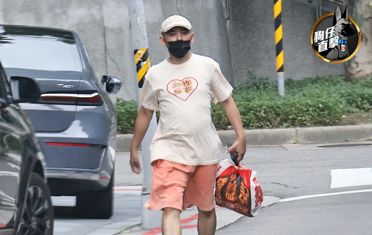 黄子佼出门买「詹记麻辣火锅」外带。特勤中心摄