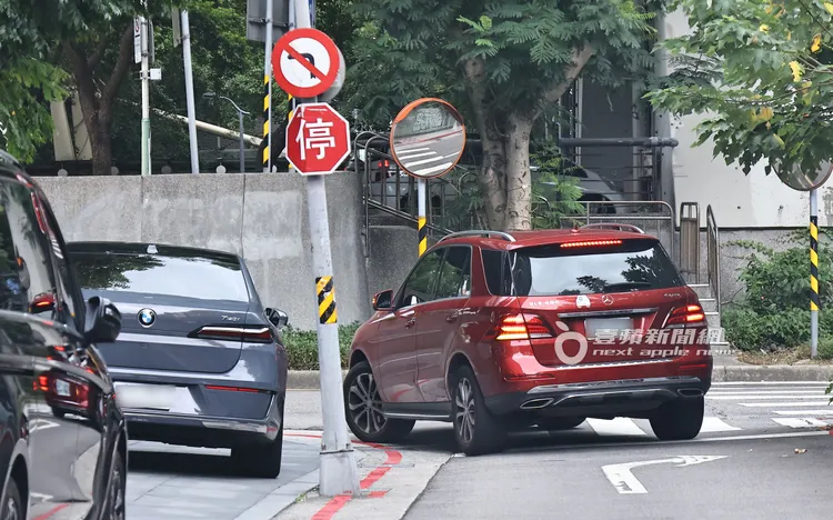 黃子佼的346萬賓士GLE400，逆向左轉回1.2億豪宅停車。特勤中心攝