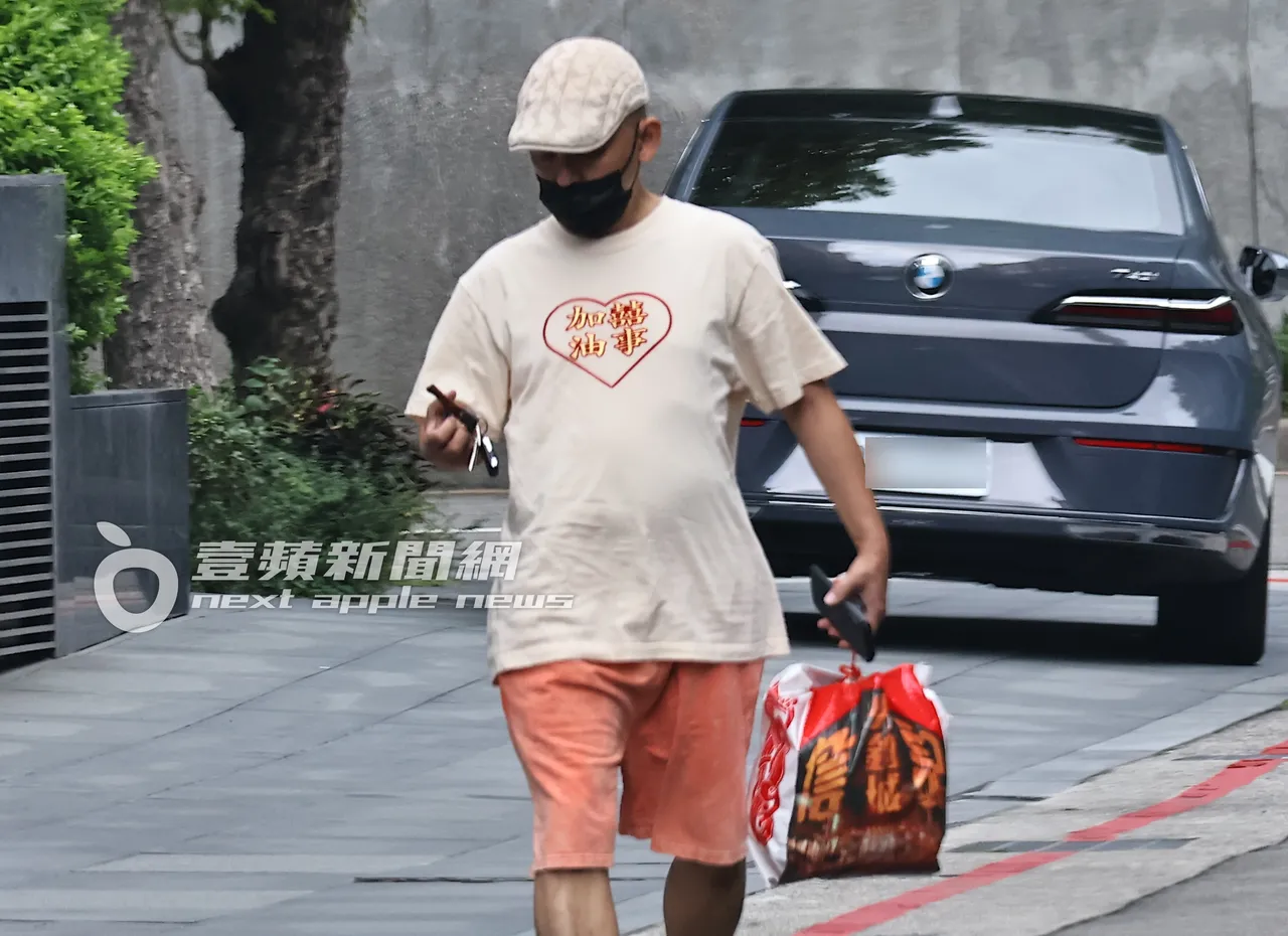 黄子佼挺著圆滚滚的大肚腩,让人不禁多看几眼。特勤中心摄