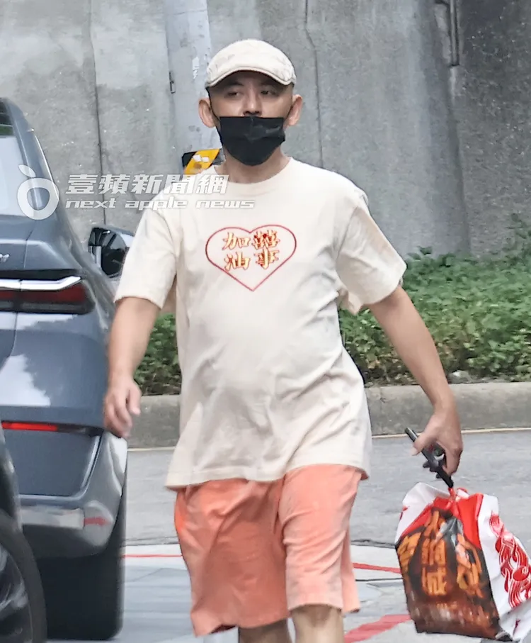 黃子佼手提詹記火鍋外帶，獨自走回巷內價值4300萬元的「私人空間」。特勤中心攝